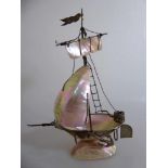 Einmaster Segelschiff, 1.H.20.Jh., Segel u. Schiffsköper aus Perlmutt auf Perlmuttsockel, Anker,