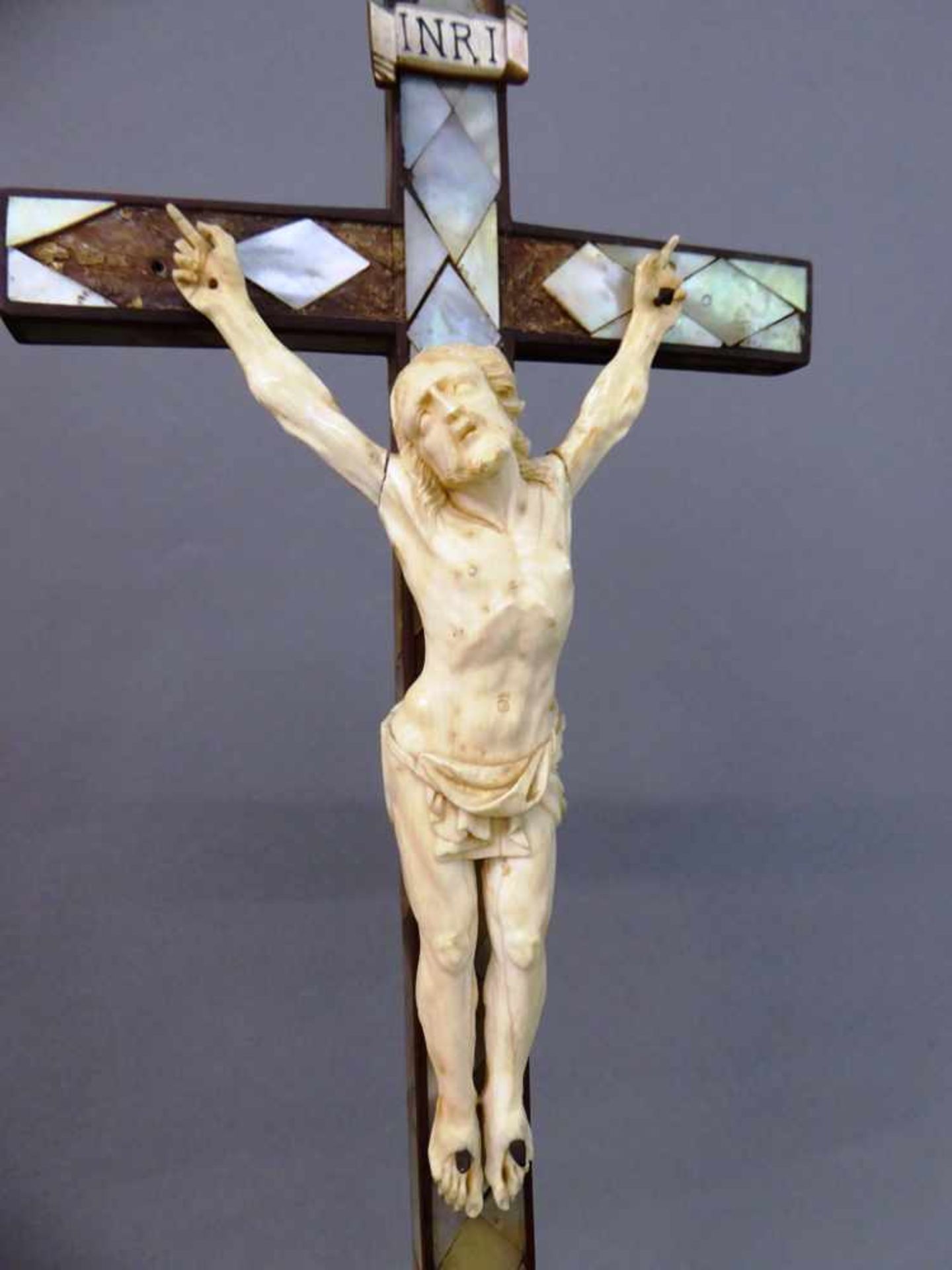Kruzifix, süddeutsch 18.Jh., Standkruzifix, fein geschnitzter Korpus aus Elfenbein, 4-Nagel-Typus, 2 - Bild 2 aus 2