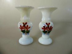 Paar Milchglasvasen für die Puppenstube, um 1920, schauseitig polychrome Blumenmalerei, h. 8,5cm