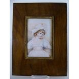 Miniatur um 1850, Gouache auf Bein, Kinderportrait eines Mädchen im weißen Kleid und Haube, i.R.