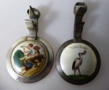 2 Bierkrug Zinndeckel m. Porzellaneinlage, Scherzdeckel "Mann mit Säugling" u. "Storch mit Baby", um