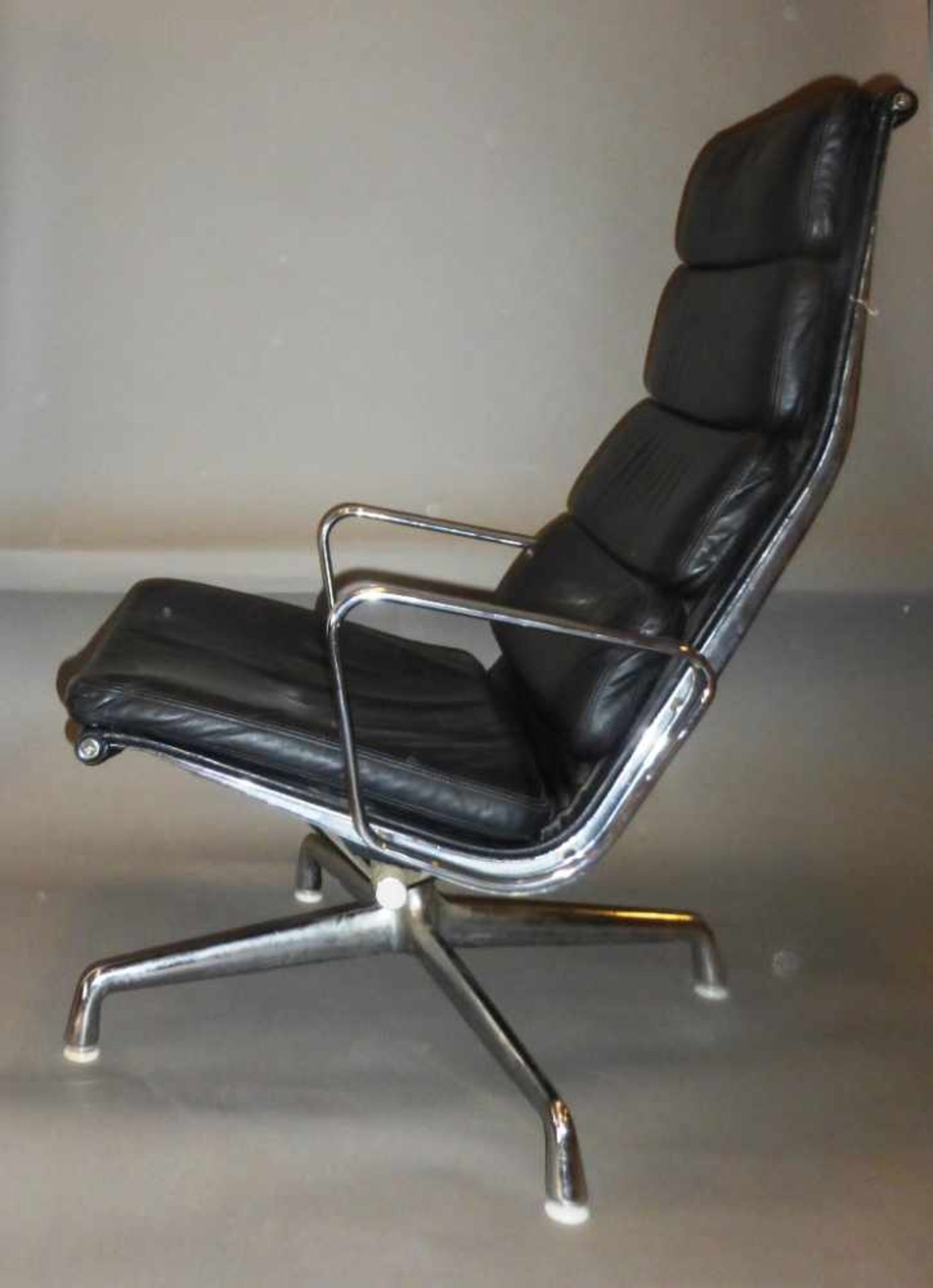 Eames Charles (1907-1978) & Ray (1912-1988) , Soft Pad Chair EA 222 mit Fußhocker 223, - Image 2 of 4