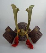 Miniatur Samurai Helm (Kabuto), Japan 20.Jh., Messing/Metall, teils getrieben und ziseliert, innen