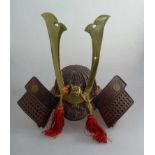 Miniatur Samurai Helm (Kabuto), Japan 20.Jh., Messing/Metall, teils getrieben und ziseliert, innen