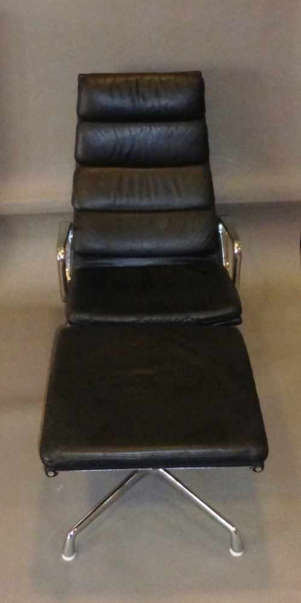Eames Charles (1907-1978) & Ray (1912-1988) , Soft Pad Chair EA 222 mit Fußhocker 223,