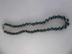 Zuchtperlenkette, grünlich / blau schimmernde Zuchtperlen, verlaufend angeordnet, l. 43cm