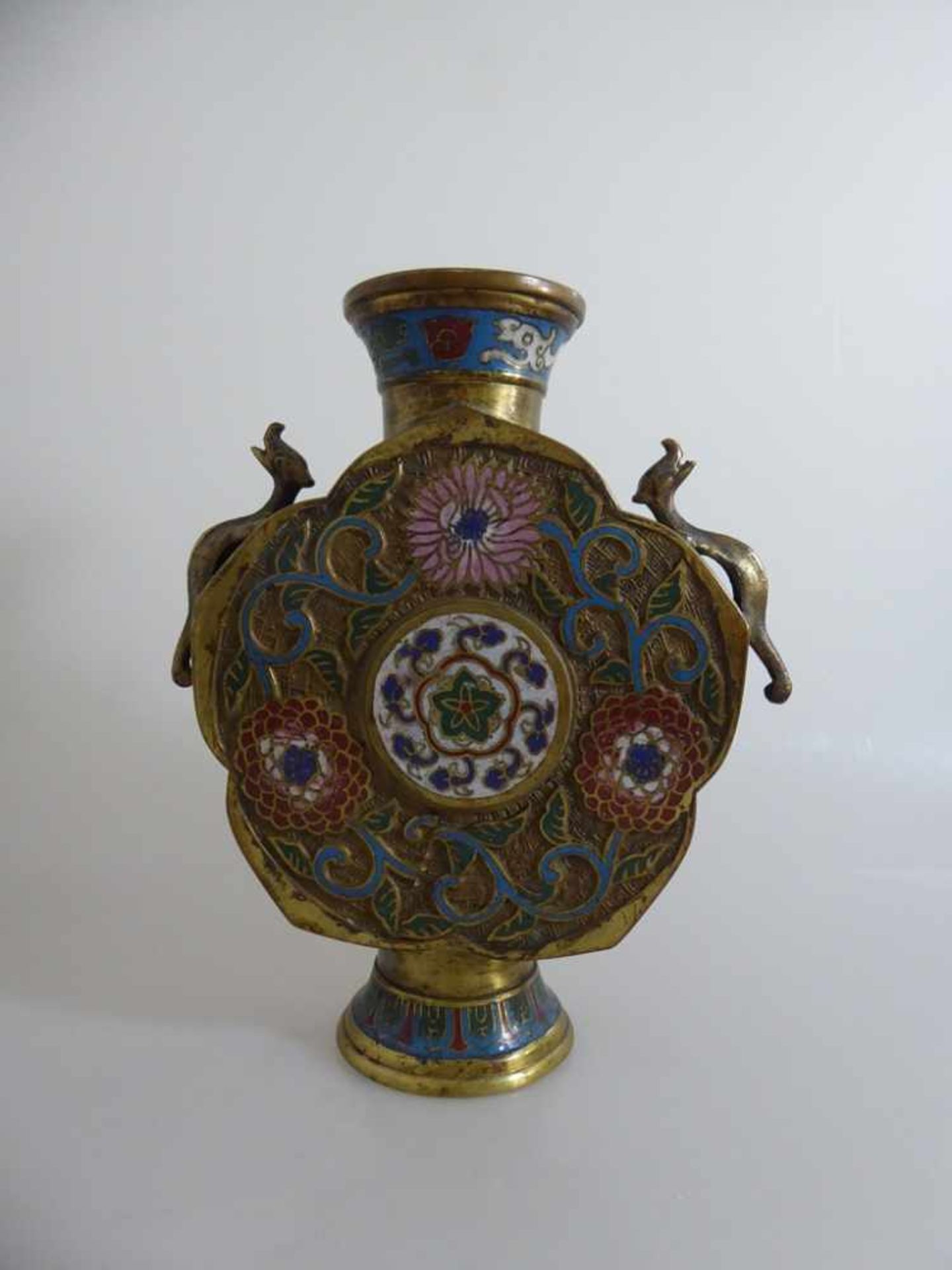 Cloisonne Vase, China um 1900, seitlich zwei Handhaben in Form eines Drachen, Bronzekorpus mit - Bild 2 aus 2