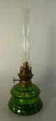 Öllampe um 1920, grüner Glaskorpus mit Glaszylinder, h. 30cm