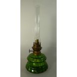 Öllampe um 1920, grüner Glaskorpus mit Glaszylinder, h. 30cm