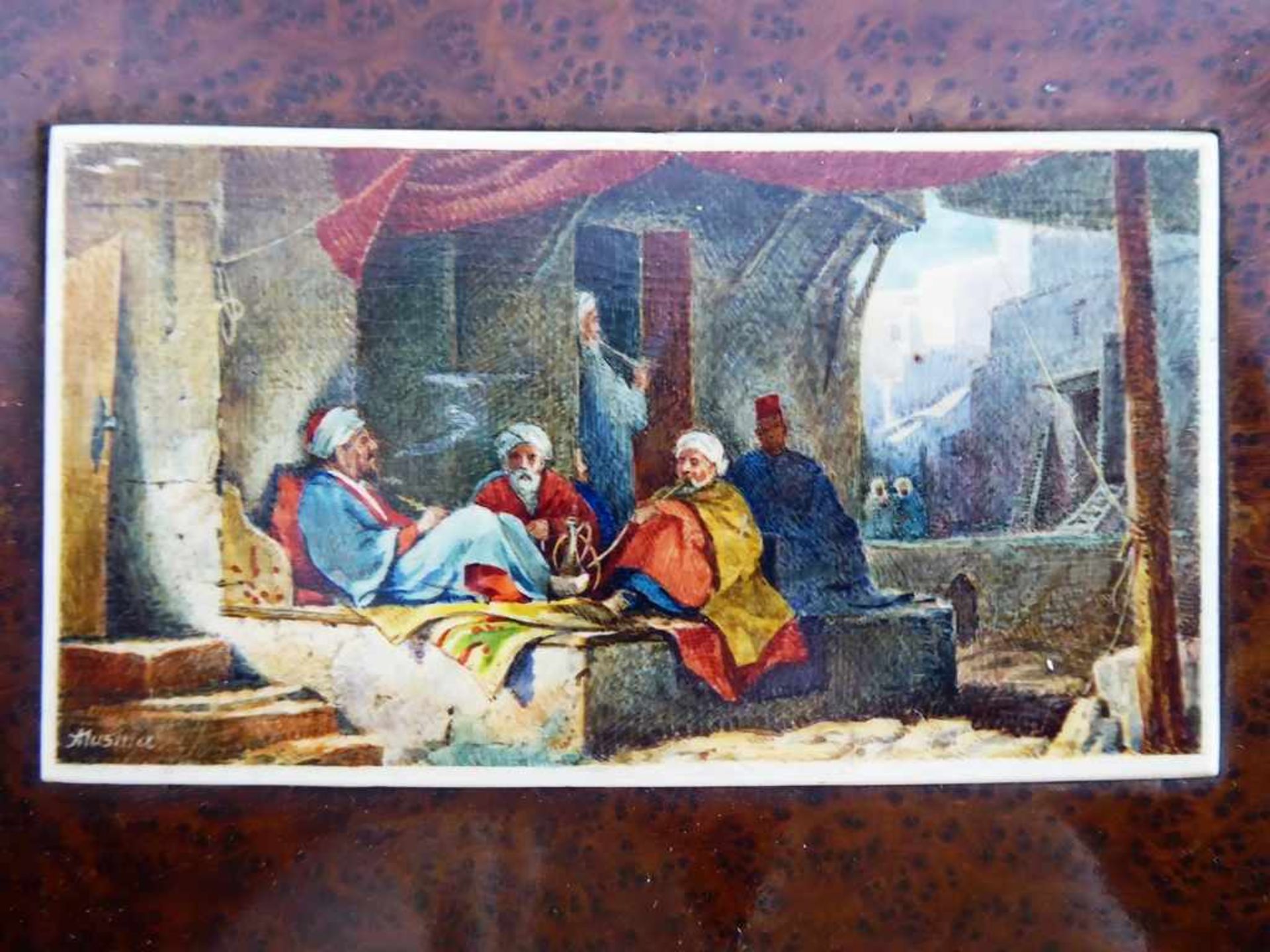 Holzdose mit bemalter Beinplatte, dargestellt eine orientalische Souk - Szene, re.u.sign. Musina, - Bild 2 aus 2