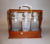 Arts & Crafts, England um 1920, 3 Likörflaschen in abschliessbaren Holzträger, Messinggriff, ca.