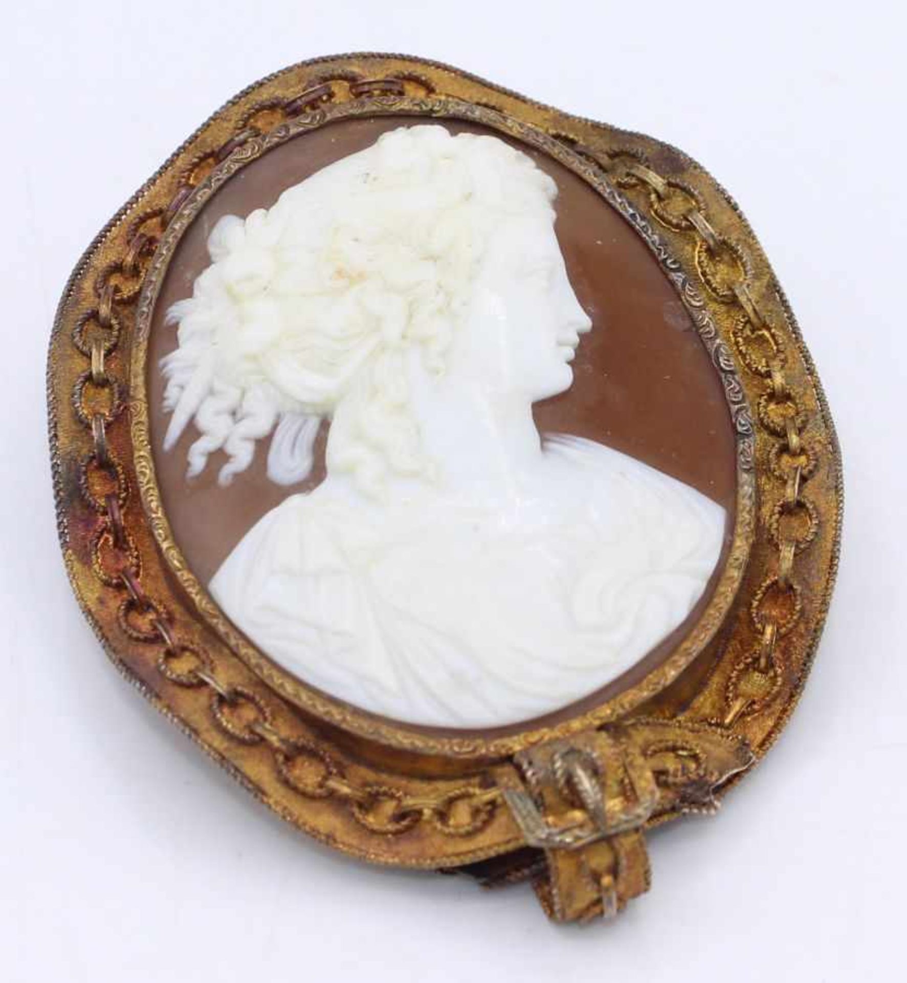 Ovale Gemmenbrosche geschnittene Muschel mit Portrait nach antikem Vorbild, vergoldete gewellte