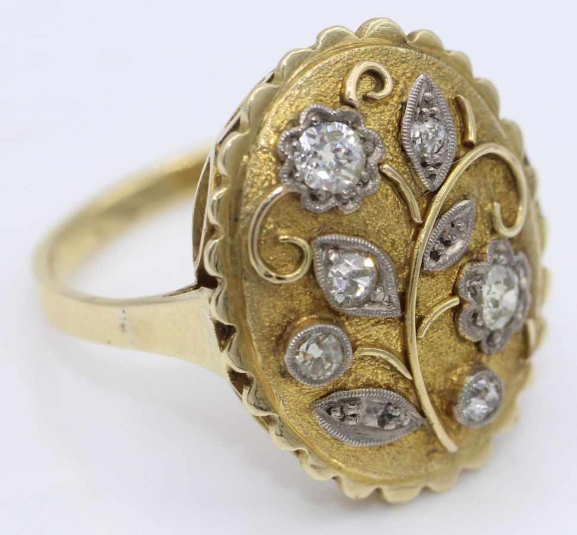 Goldener Damenring mit Diamanten Gelbgold gest. 585, ovale Platte mit floralem Design und 6