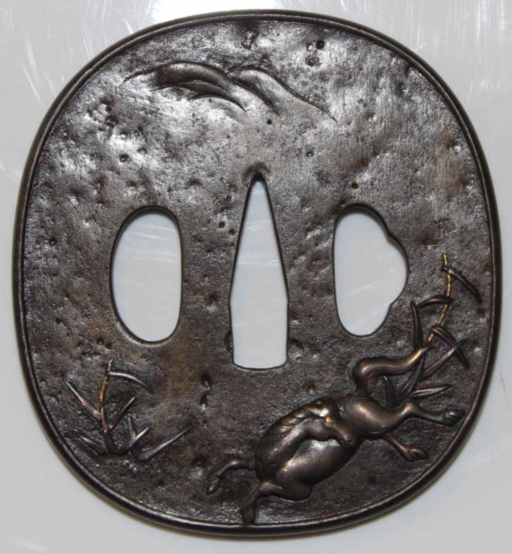 Tsuba - 19. Jahrhundert Eisen depatiniert, gestauchter Rand, Pferd und Bambus in Takabori, Berge,