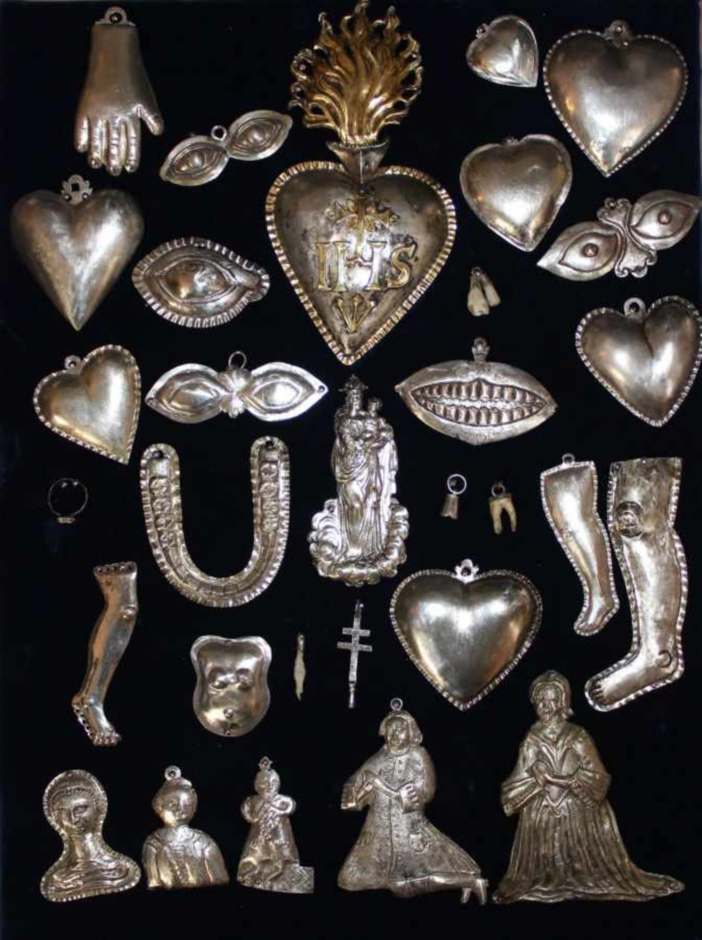 Kleine Sammlung von antiken Votivgaben best. aus: Herzen, Augen, Hand, Beine, Kiefer, Gebiss,