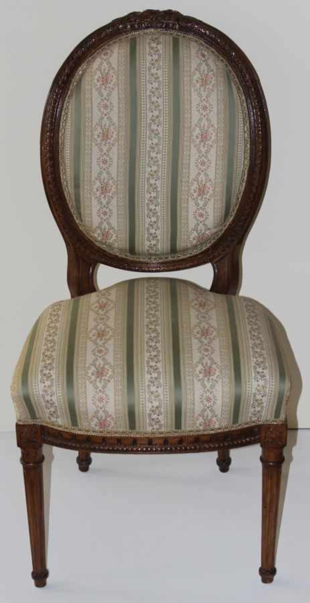 Stuhl im Louis-Seize Stil - 19.Jahrhundert Nußbaum, beschnitzt mit Blumen, Fries und Feston,