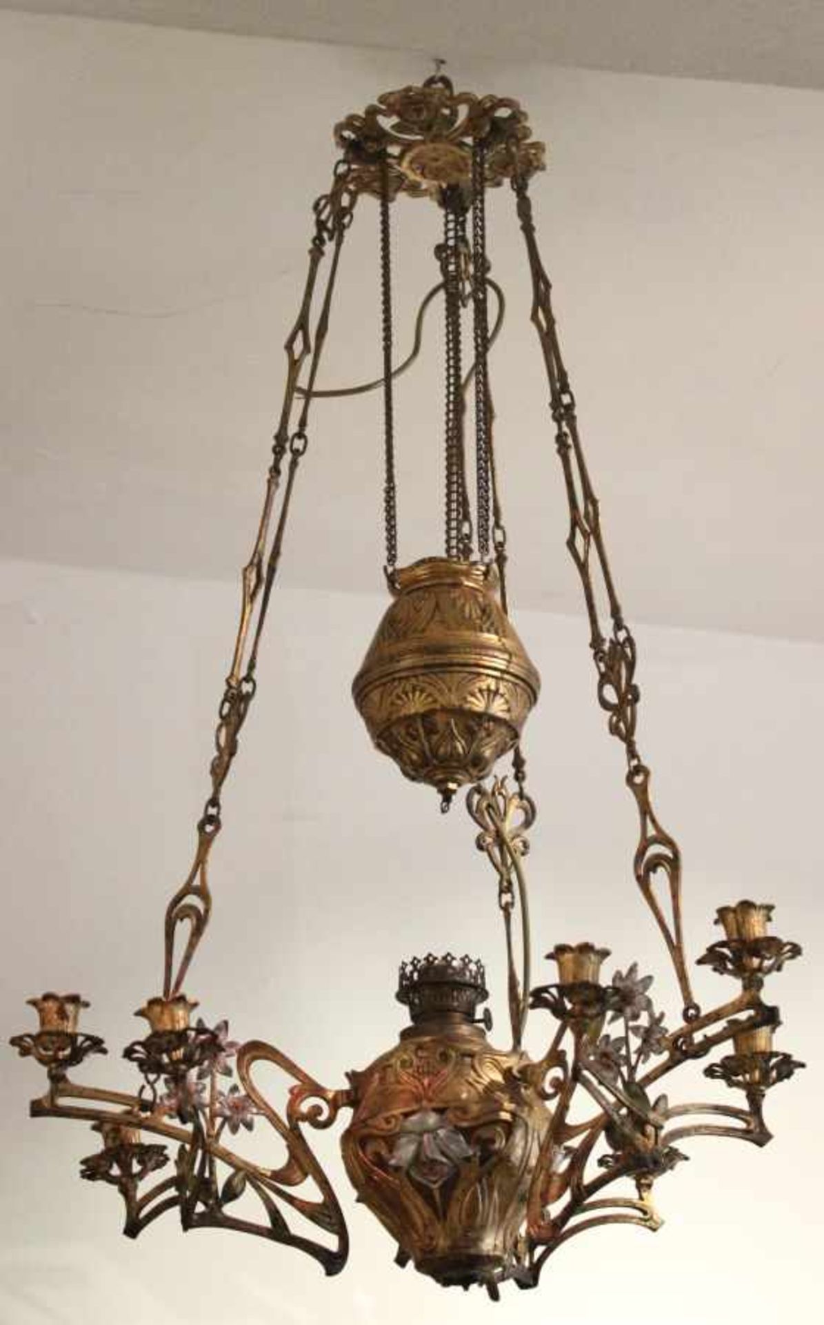 Deckenlampe - Jugendstil um 1910 Metall vergoldet, höhenverstellbar über Gewichtszug, reich verziert