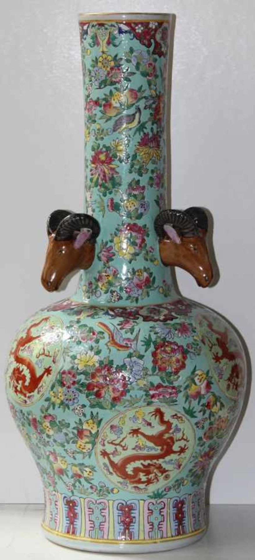 Vase China 20 Jhdt. Porzellan, bunt staffiert mit Drachen- und Floraldekor, seitlich 3 plastische