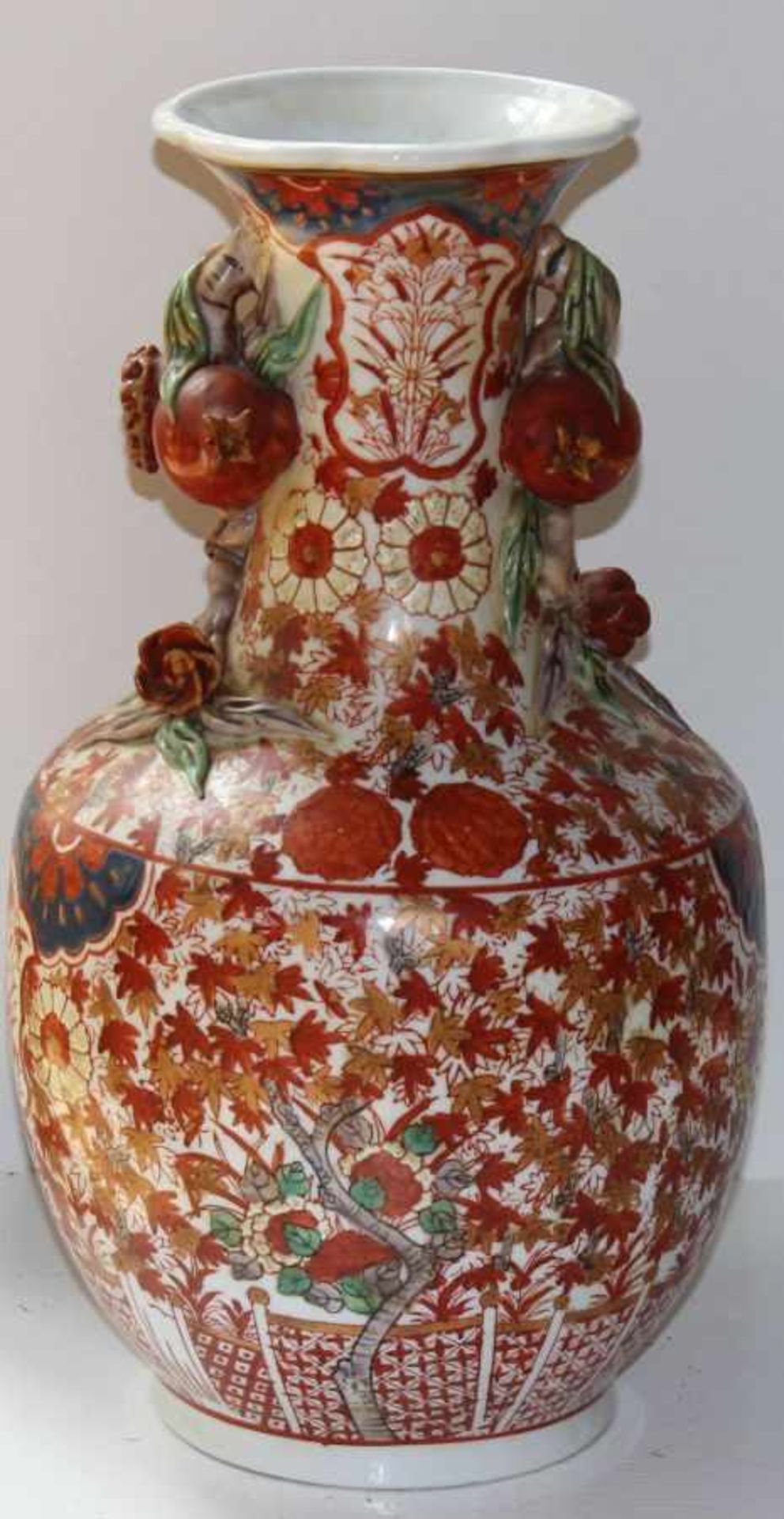 Vase - China 20.Jahrhundert rote Manufakturmarke, Porzellan reich bemalt mit Blüten und Blattwerk,