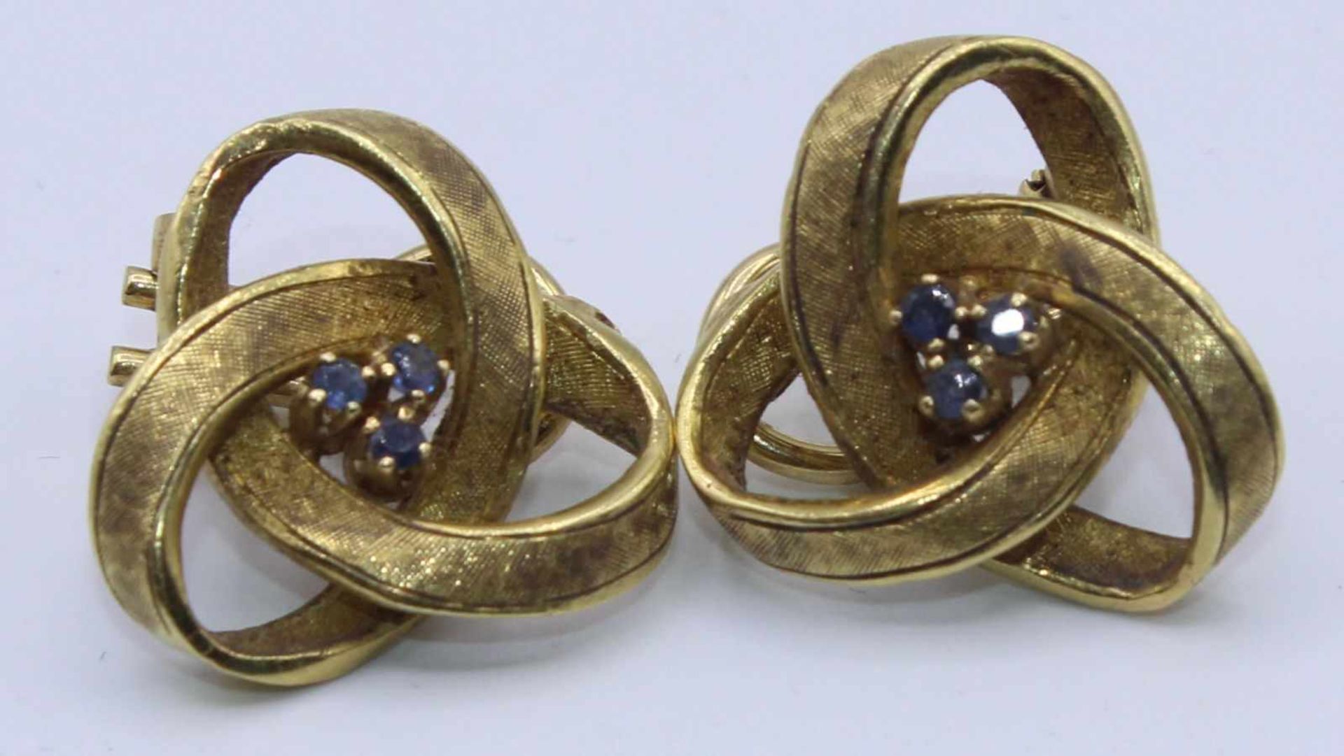 Paar gold. Ohrclips - Gelbgold gest. 750 mit je 3 kl. Saphiren, Schleifendesign, d.= 21 mm, ca. 11