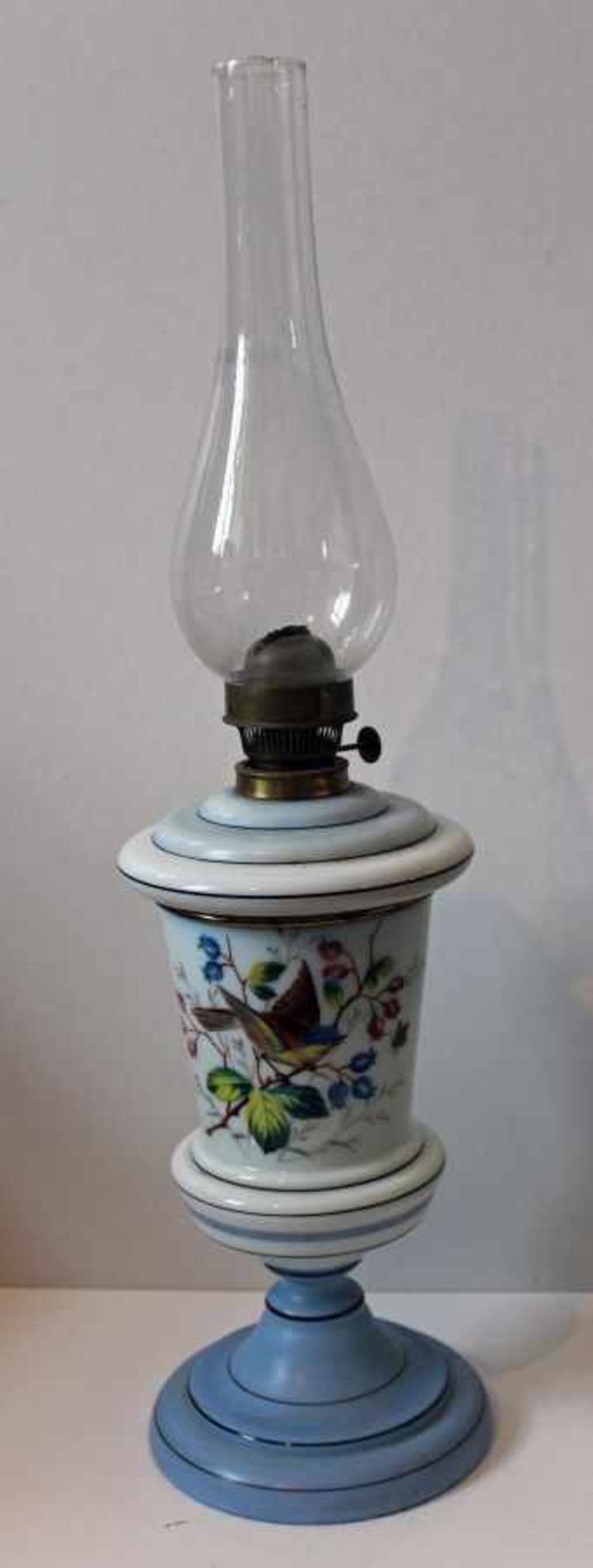 Petroleumlampe - um 1900 Glas blau/weiß, zentral bemalt mit "Vogel auf Hagebuttenast",
