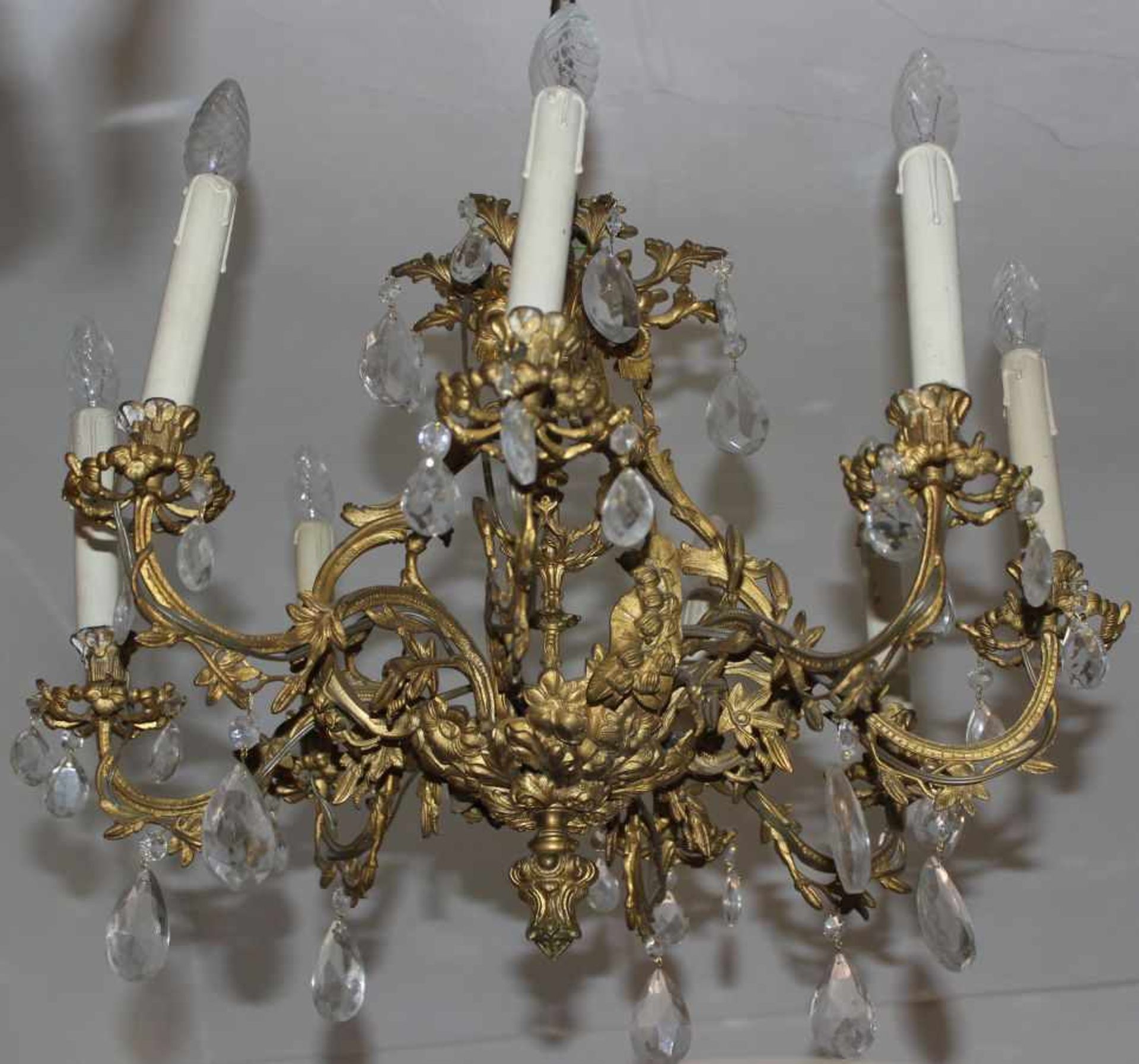 Deckenleuchter um 1900 Messing, verziert mit Blatt- und Blütenwerk, ehem. 8-flammig für Kerzen (