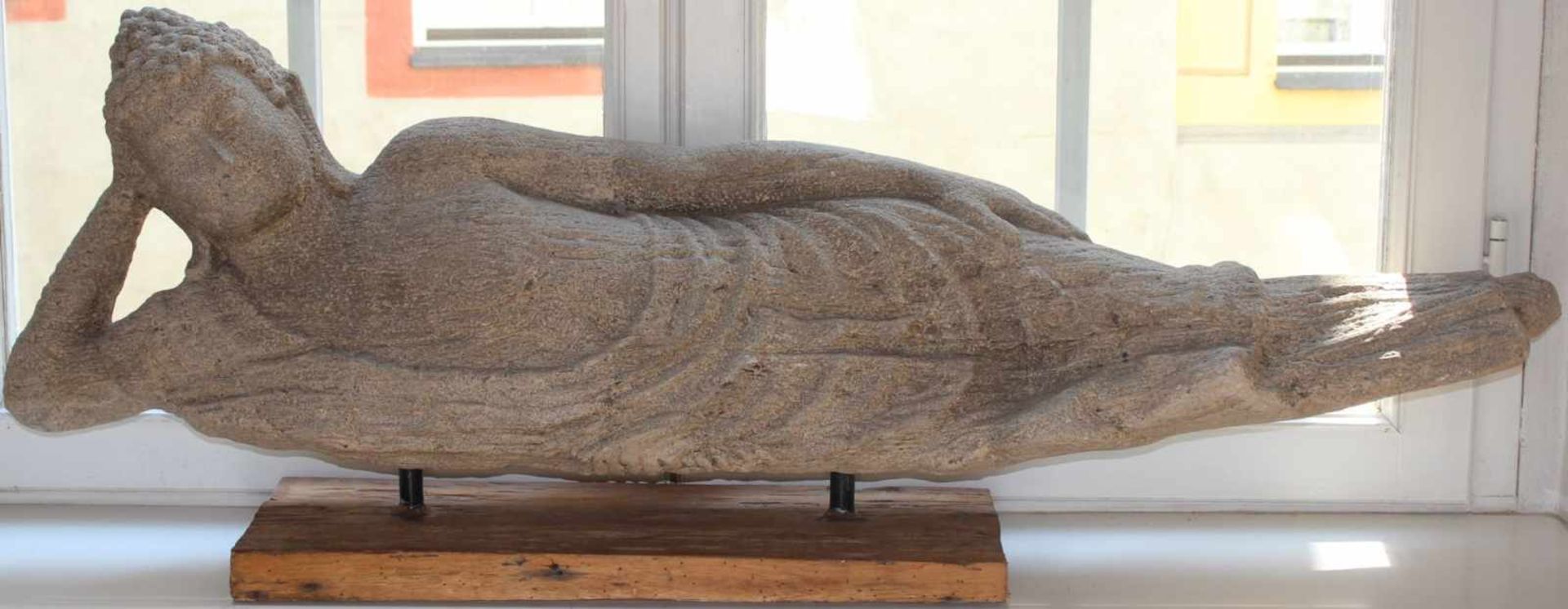 Requisit "Liegender Buddha", Steinoptik, 20.Jahrhundert, Holzsockel, Länge ca. 167 cm