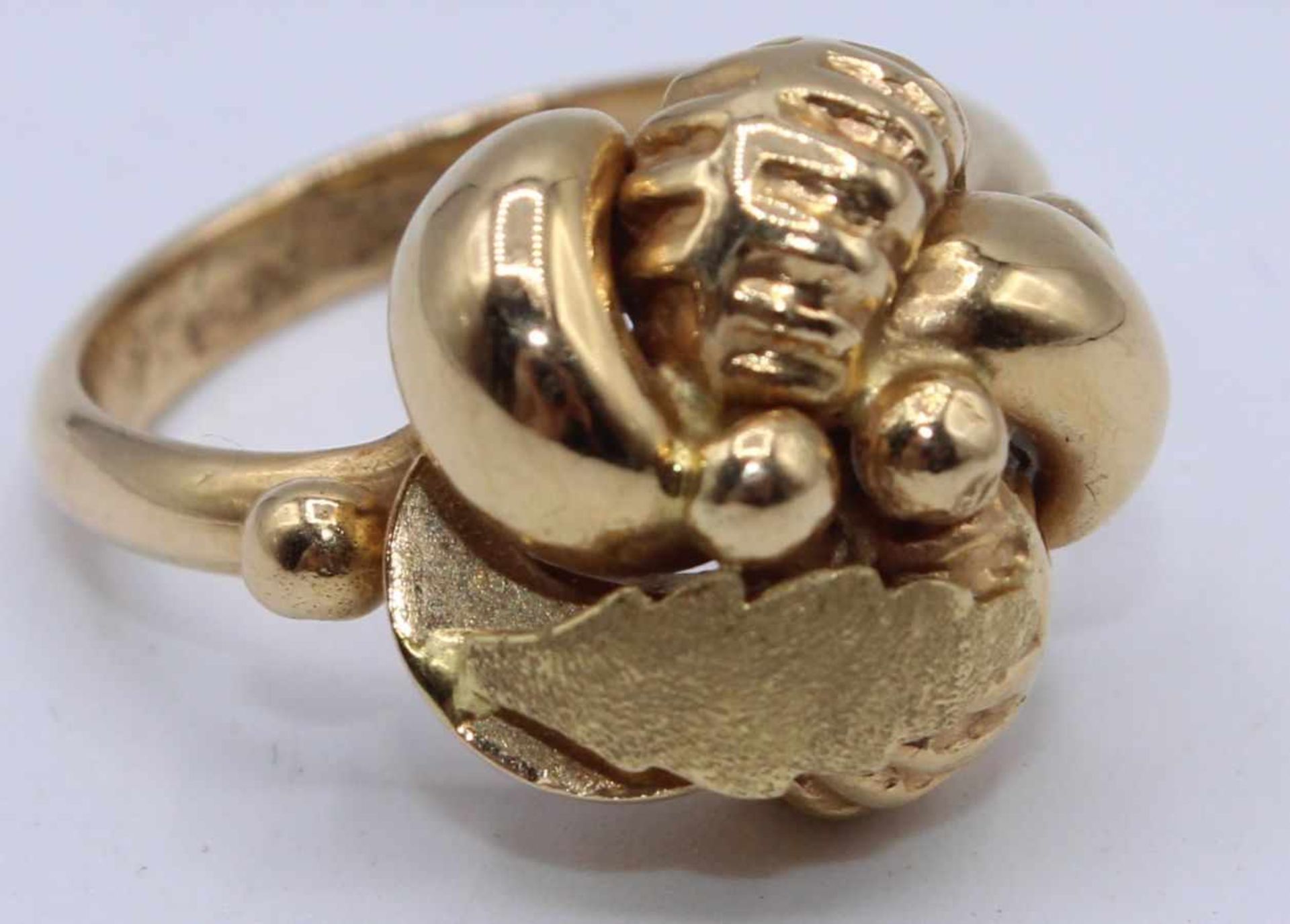 Goldener Ring - Gelbgold gest. 750 mit floraler Bekrönung, Ringgröße 57, ca. 7,3 Gramm