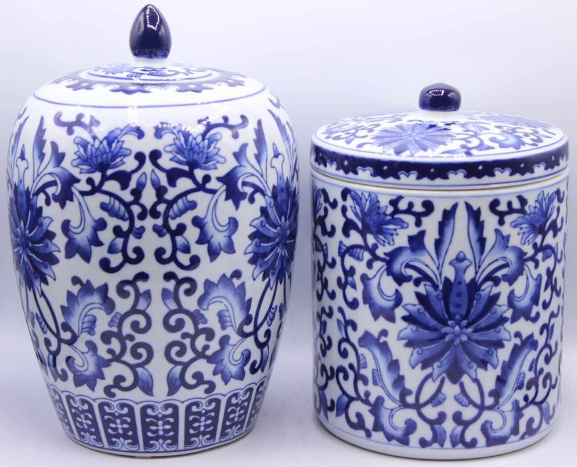 Paar Deckelvasen - 20.Jahrhundert gemarkt Fancy, weißes Porzellan mit blauem Dekor, Höhe ca. 24-32