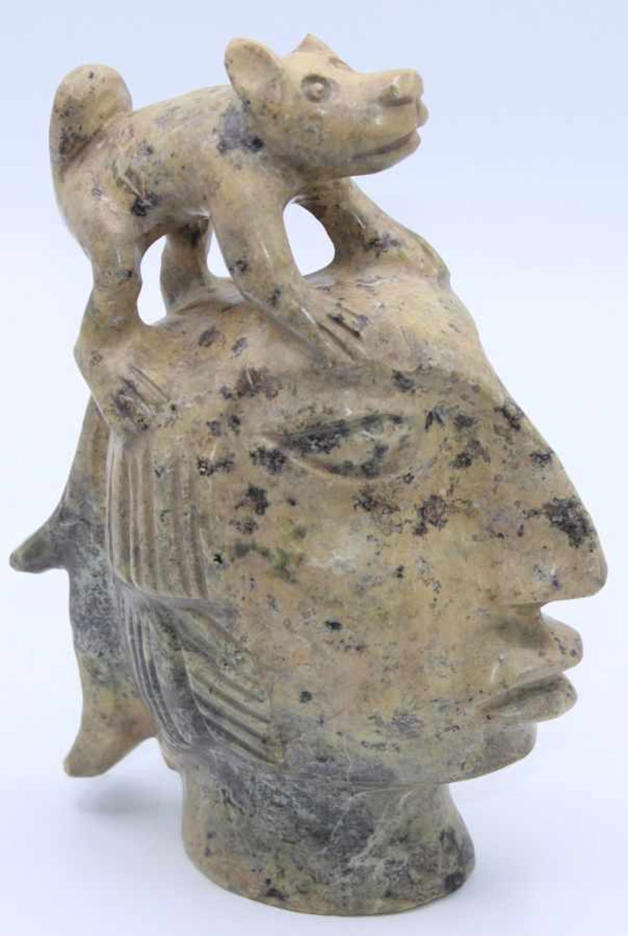 Specksteinfigur - wohl Indonesien Kopf mit aufgesetztem Hund, Höhe ca. 20 cm