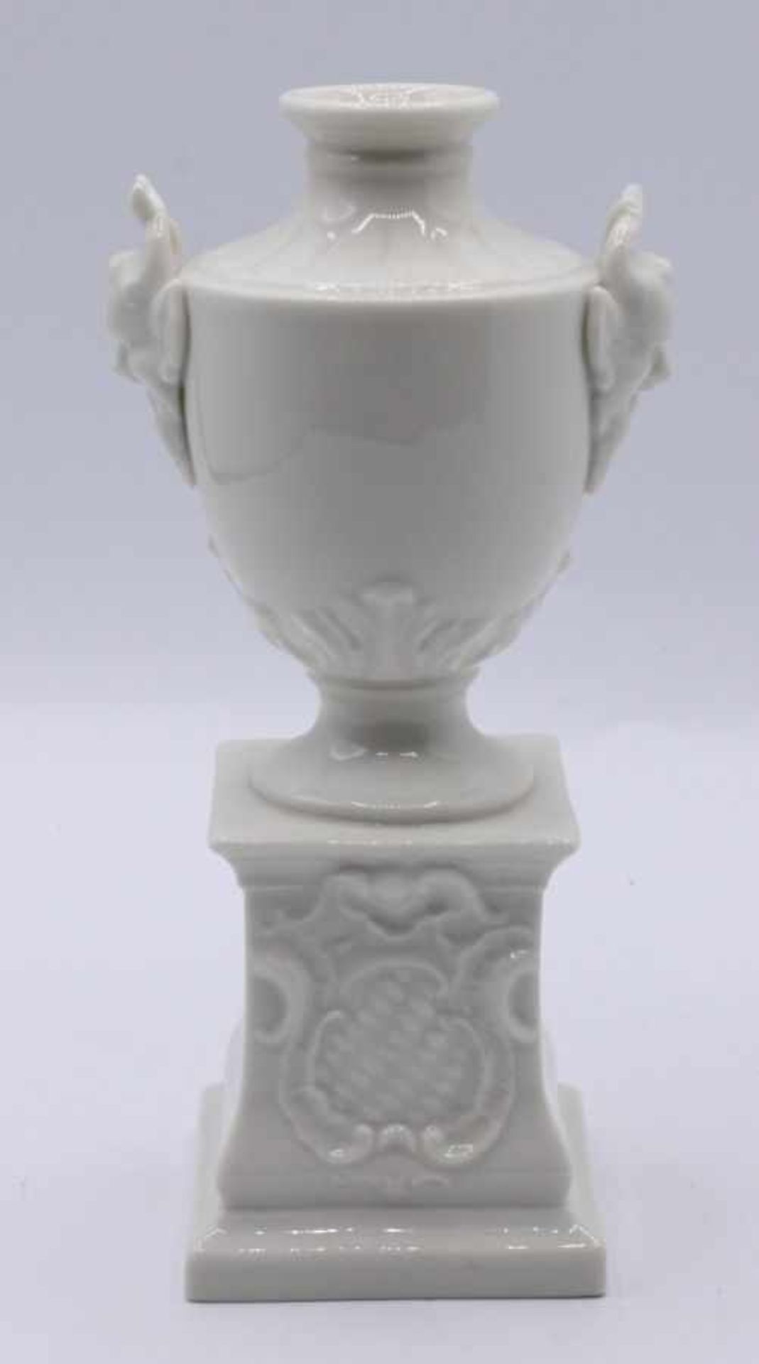 Vase - Marke Nymphenburg grüne Schildmarke (ab 1975-1996), Mod.Nr. 734/1a, Porzellan weiß, seitliche