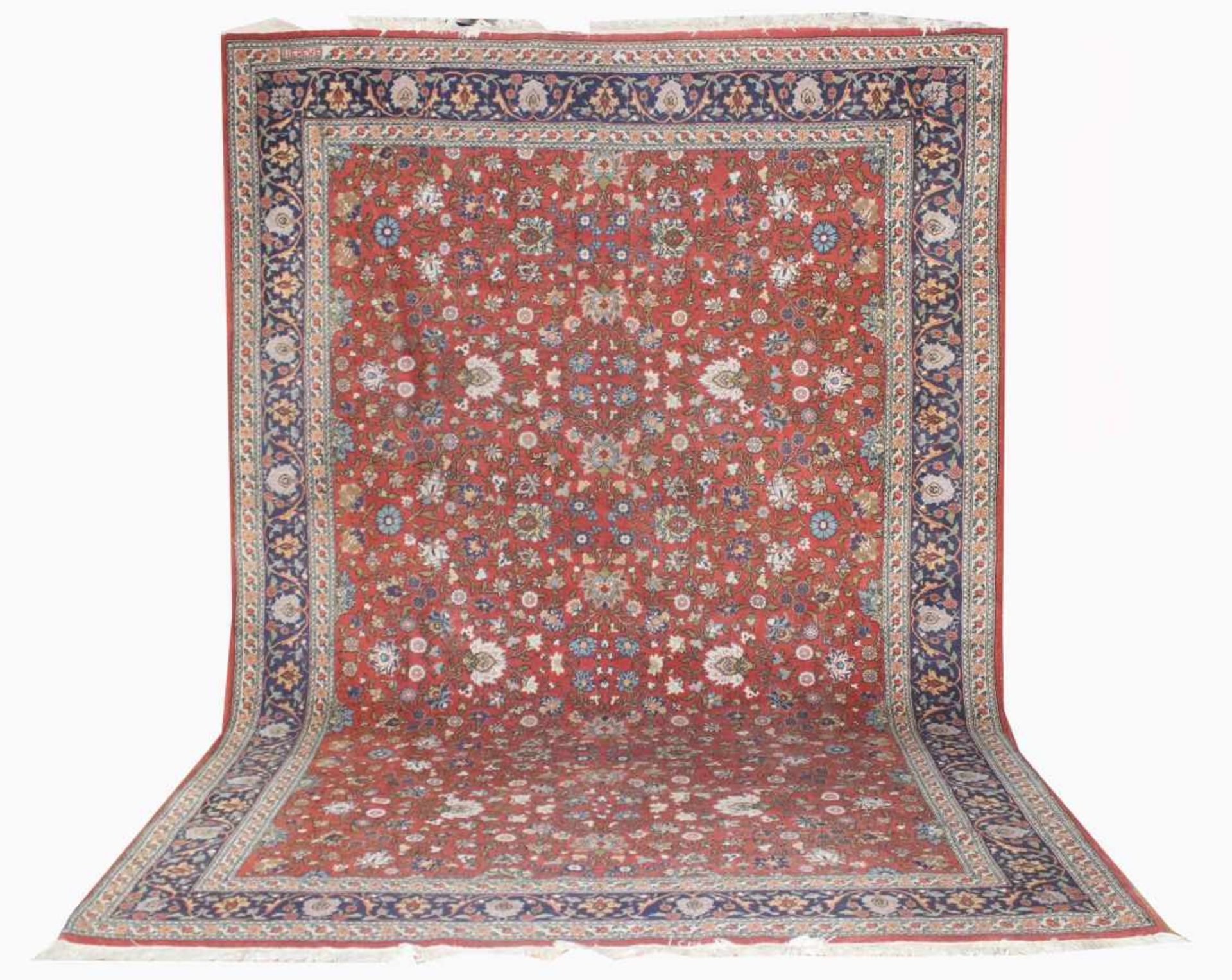 Orientteppich - Hereke Nordwest-Türkei weiß, rot und blau dekoriert, floral auf rotem Grund,