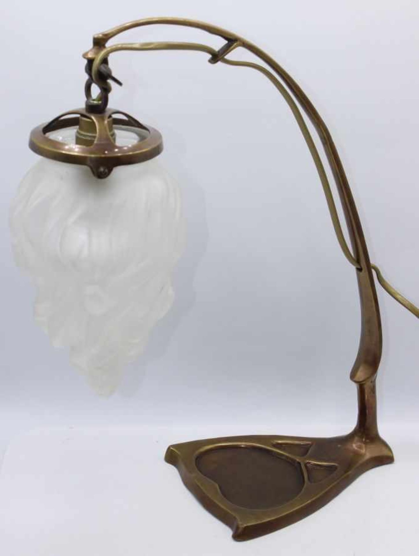 Tischlampe im Jugendstil gebogter Messingständer, farbloser Glasschirm, 1-armig (Fassung