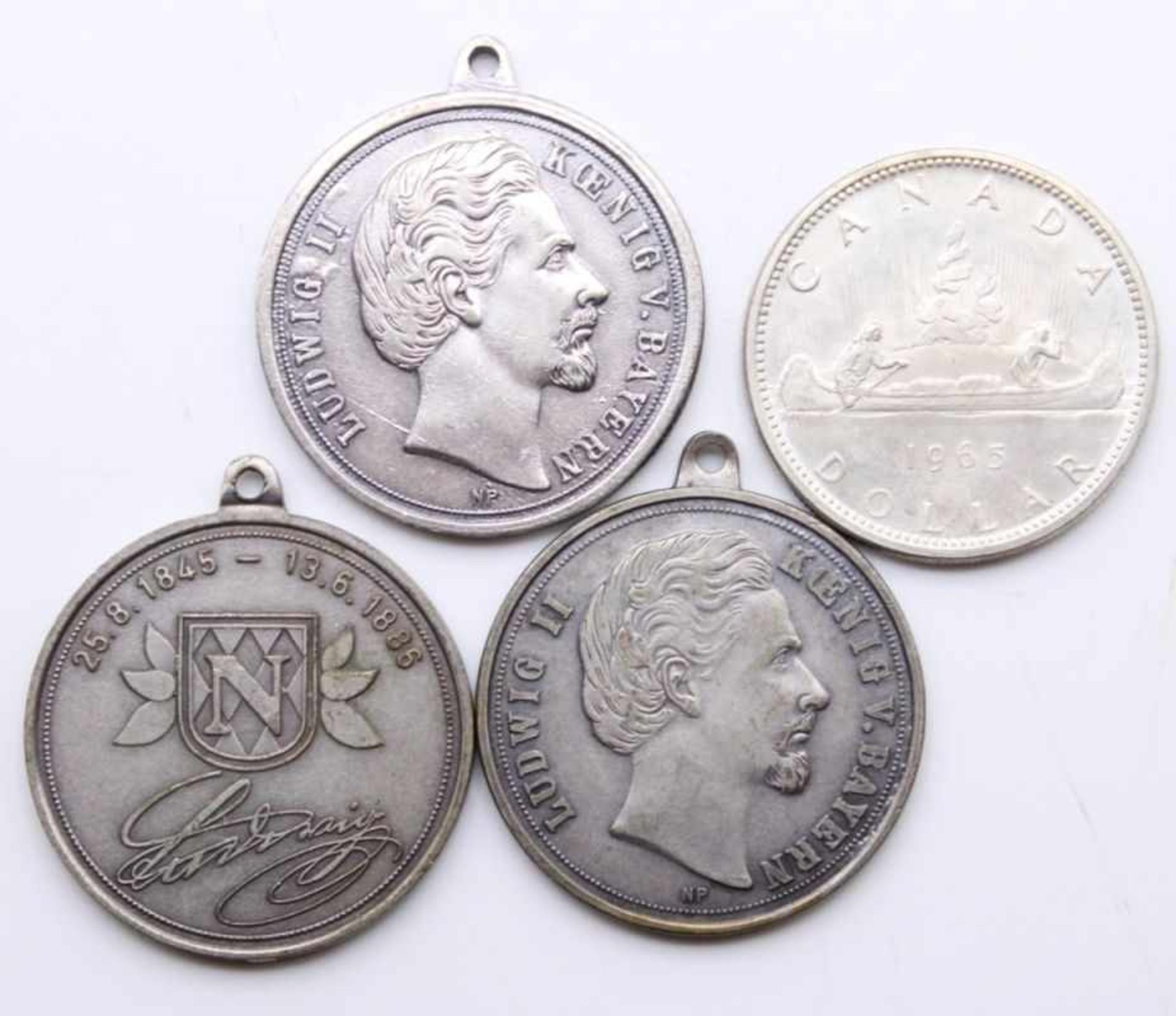 Lot von 3 Medaillen Ludwig II mit Henkel, dazu 1 Silberdollar Canada 1965, Rs: Elisabeth II