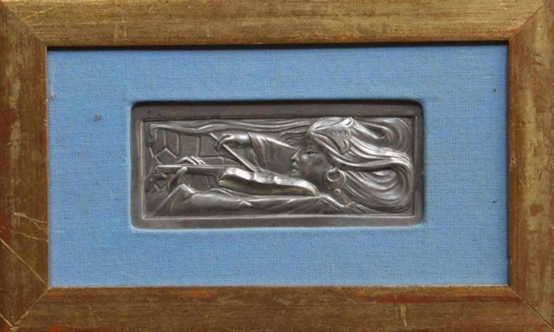 Relief - Jugendstil um 1900 "Vi­o­li­nis­tin", Zinn, Maße ca. 5x12 cm, Goldrahmen
