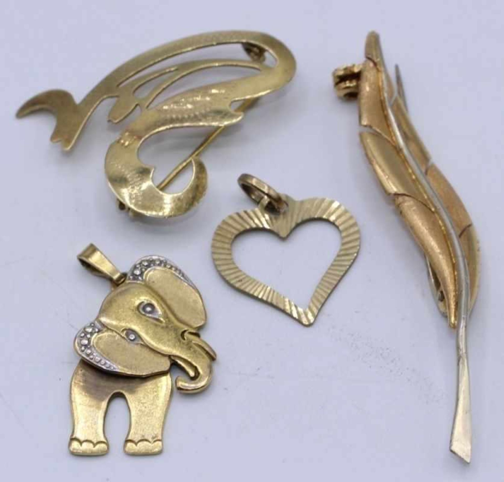 Lot Goldschmuck - Gelbgold gest. 333 bestehend aus: 2 Anhängern (Elefant und Herz), sowie zwei