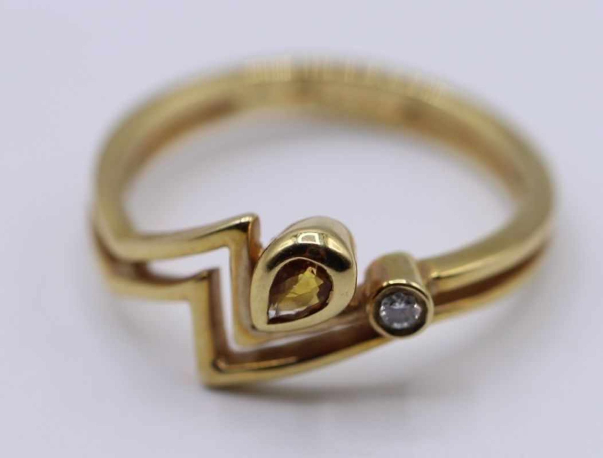 Goldener Damenring - Gelbgold gest. 585 mit kl. Brillant und Citrin verziert, Ringgröße 54, ca. 2,