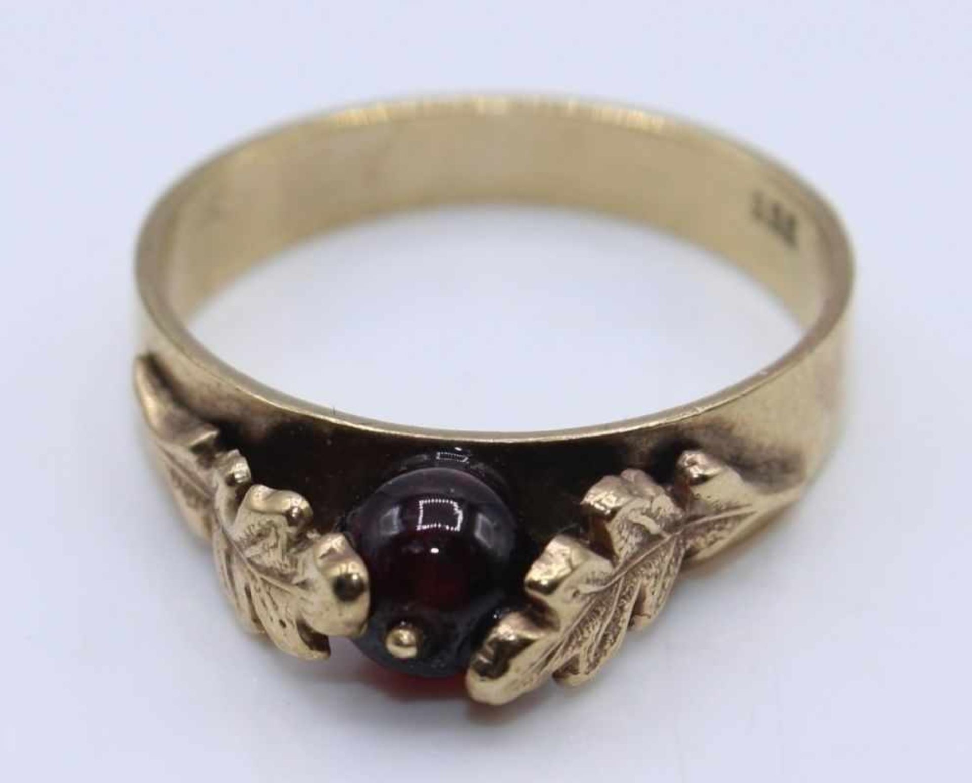 Goldener Ring mit Granatperle Gelbgold 333 gestempelt, Gewicht ca. 2,7g, Ringgröße 54