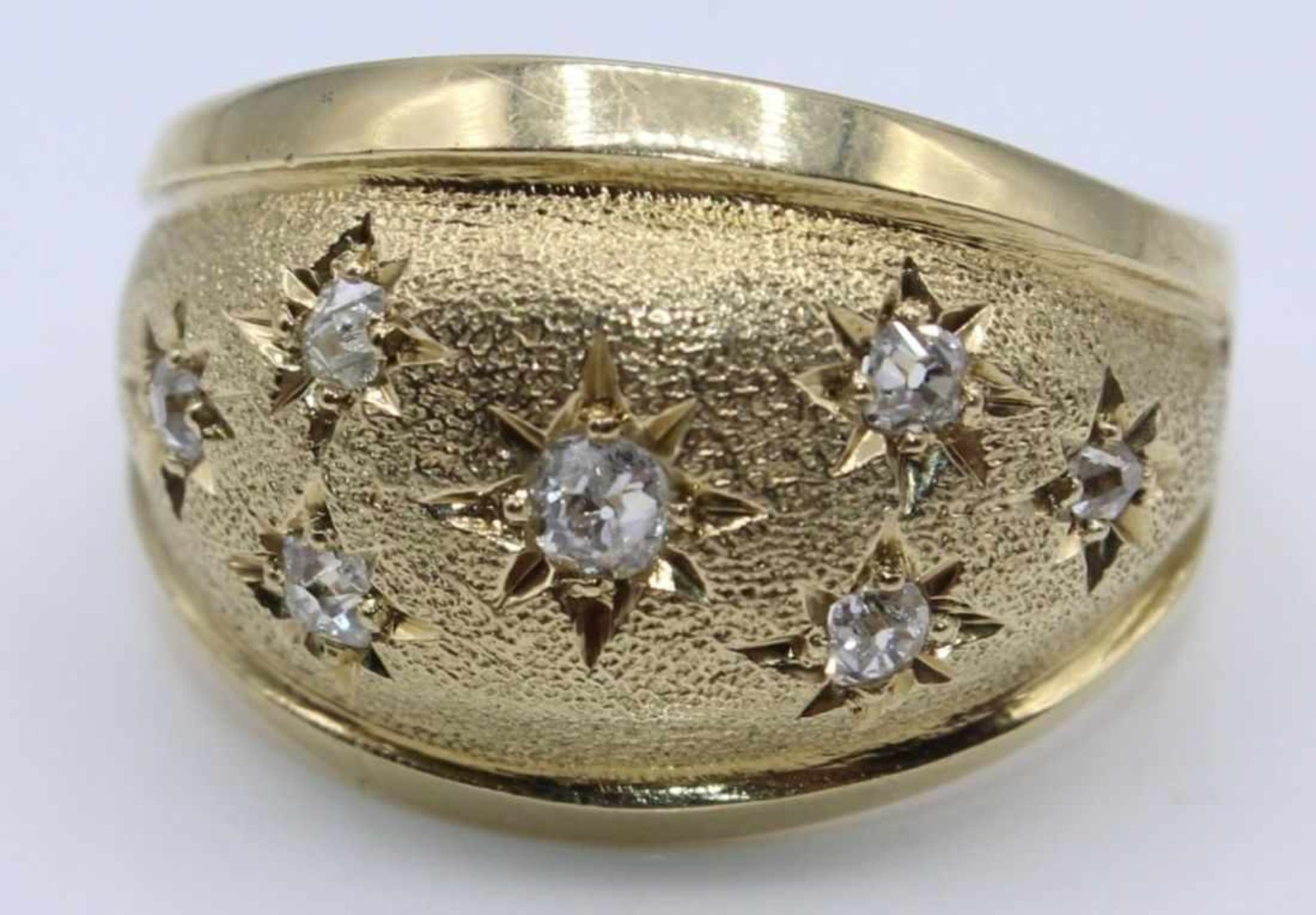 Goldener Ring mit 7 Brillanten (Altschliff) in Sternfassung, Gelbgold 585 gestempelt, Ringgröße