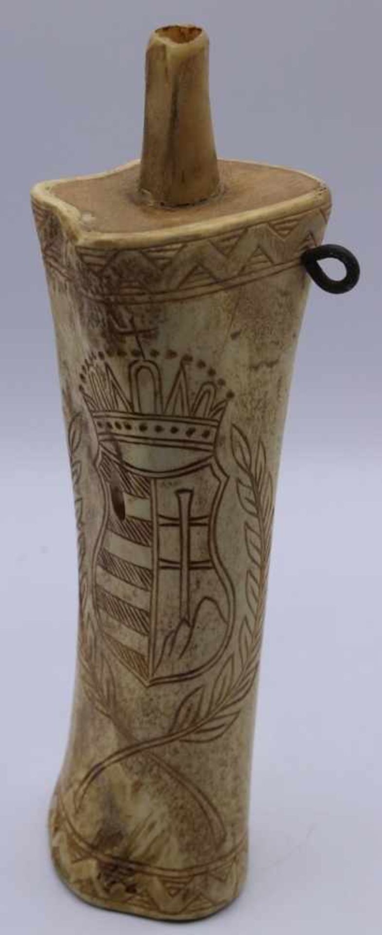 Pulverhor im antiken Stil Knochen beschnitzt, Vorderseite: Wappenkartusche, Rückseite: wohl
