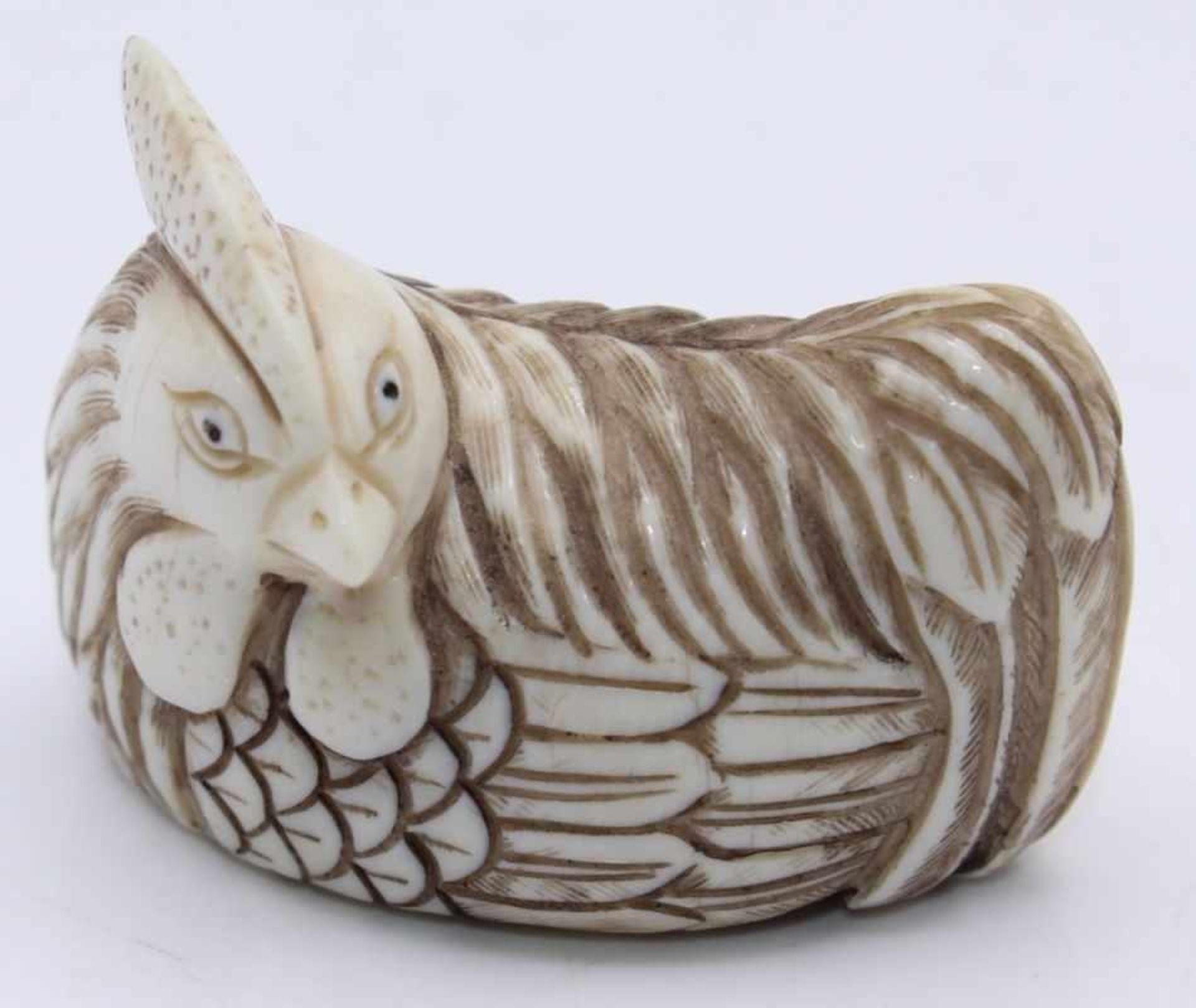 Netsuke - Japan wohl Meiji-Zeit "Hahn in Ruhestellung", signiert, Bein geschnitzt, Länge ca. 4 cm