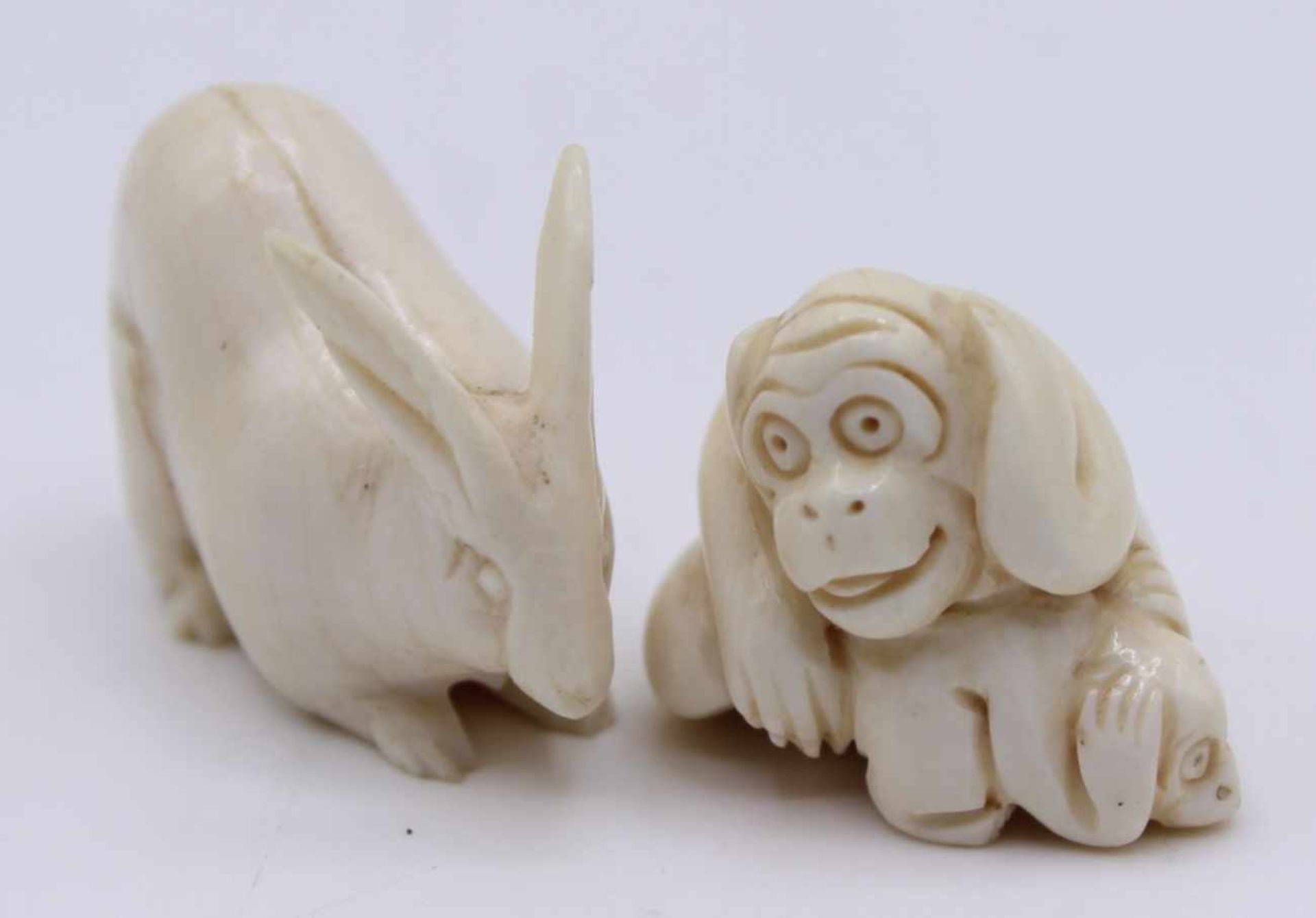 Paar Figuren - wohl Japan nach 1900 Affe als Netsuke und Hase, Bein geschnitzt, Höhe ca. 2,5 bis 3