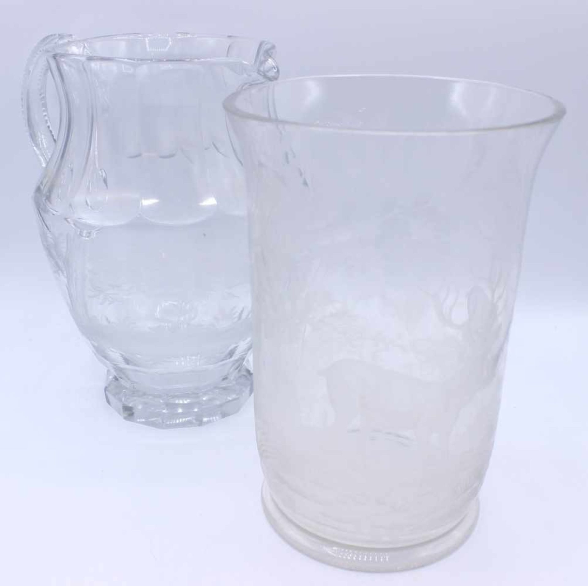 Karaffe und Vase - 20.Jahrhundert farbloses Glas geschnitten und geätzt, "Jagdszenen", Höhe ca. 20