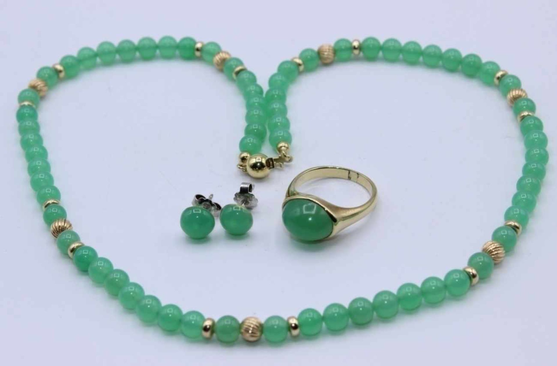 3-teiliges Schmuckset bestehend aus: Halskette mit 68 Chrysoprasperlen, 23 goldenen