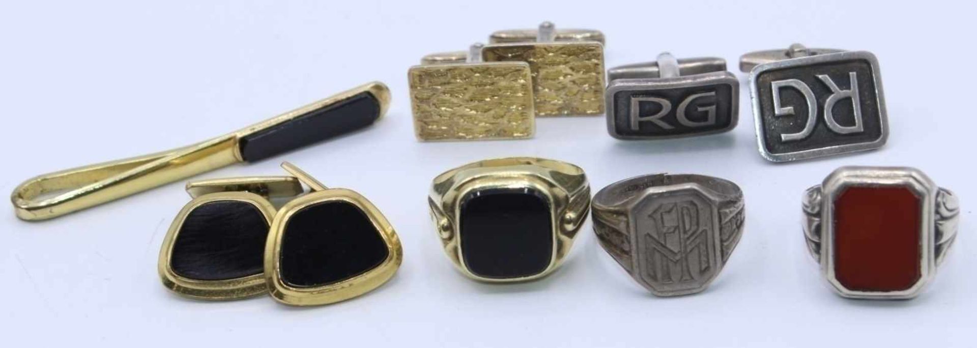 Lot Schmuck bestehend aus goldenem Herrenring mit Onyxlagenstein, Gelbgold 585 gestempelt, Ringgröße