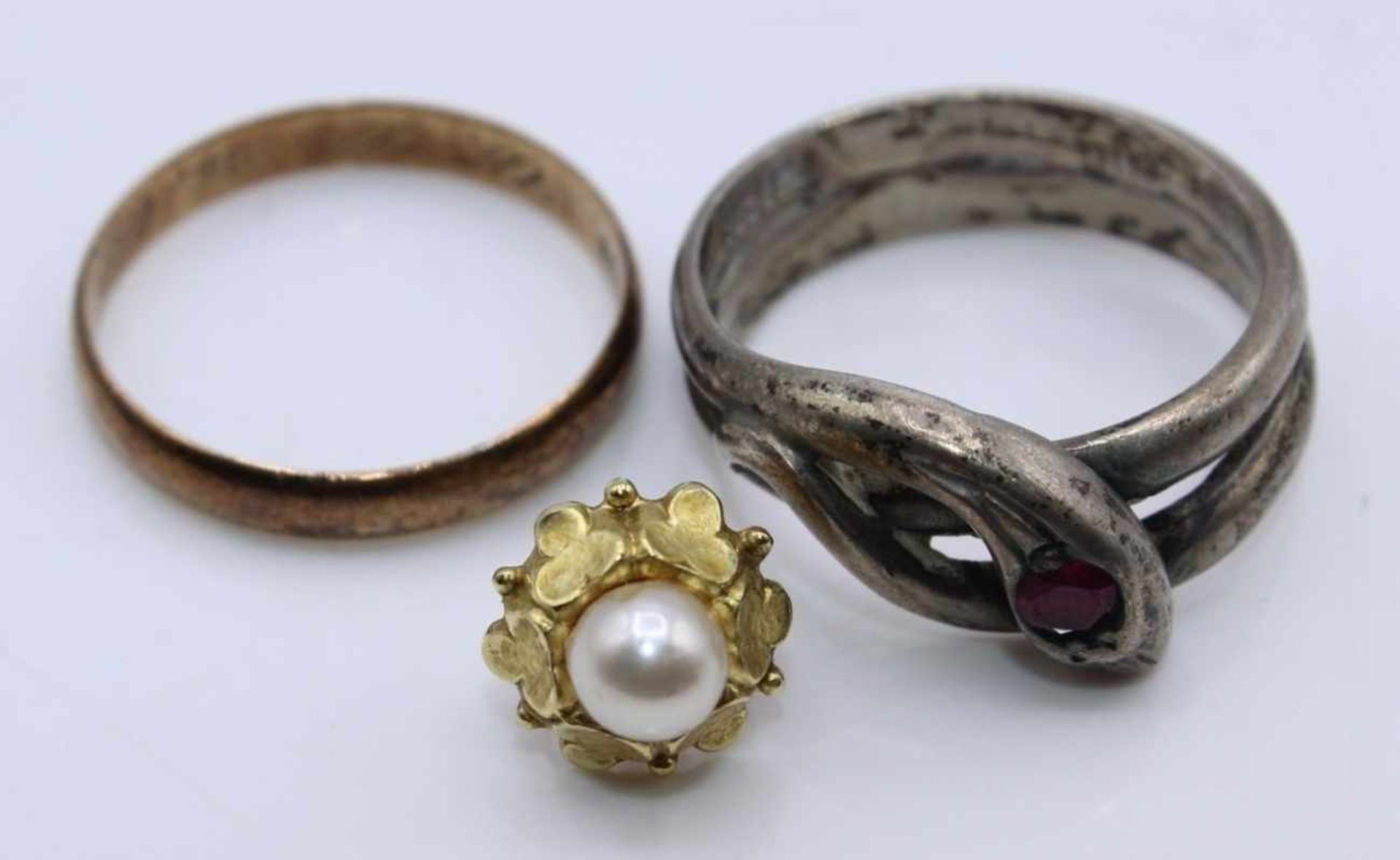 Lot Schmuck Bandring Roségold 333 gestempelt, Gewicht ca. 1,7g, Ringgröße 60; einzelner Ohrstecker