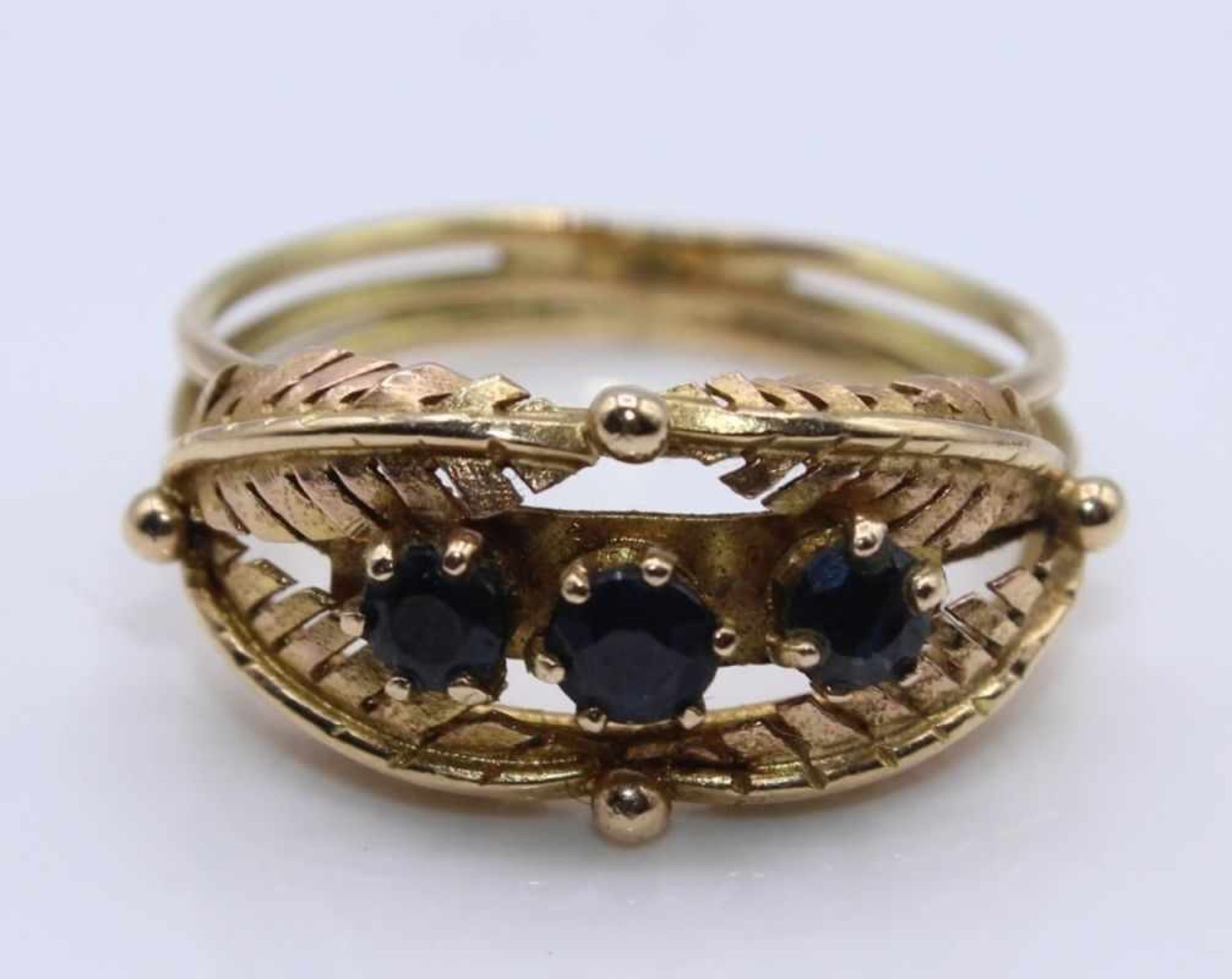 Goldener Ring mit 3 kleinen blauen Saphiren, Roségold 14k gestempelt, Ringgröße 54, Gewicht ca. 3,