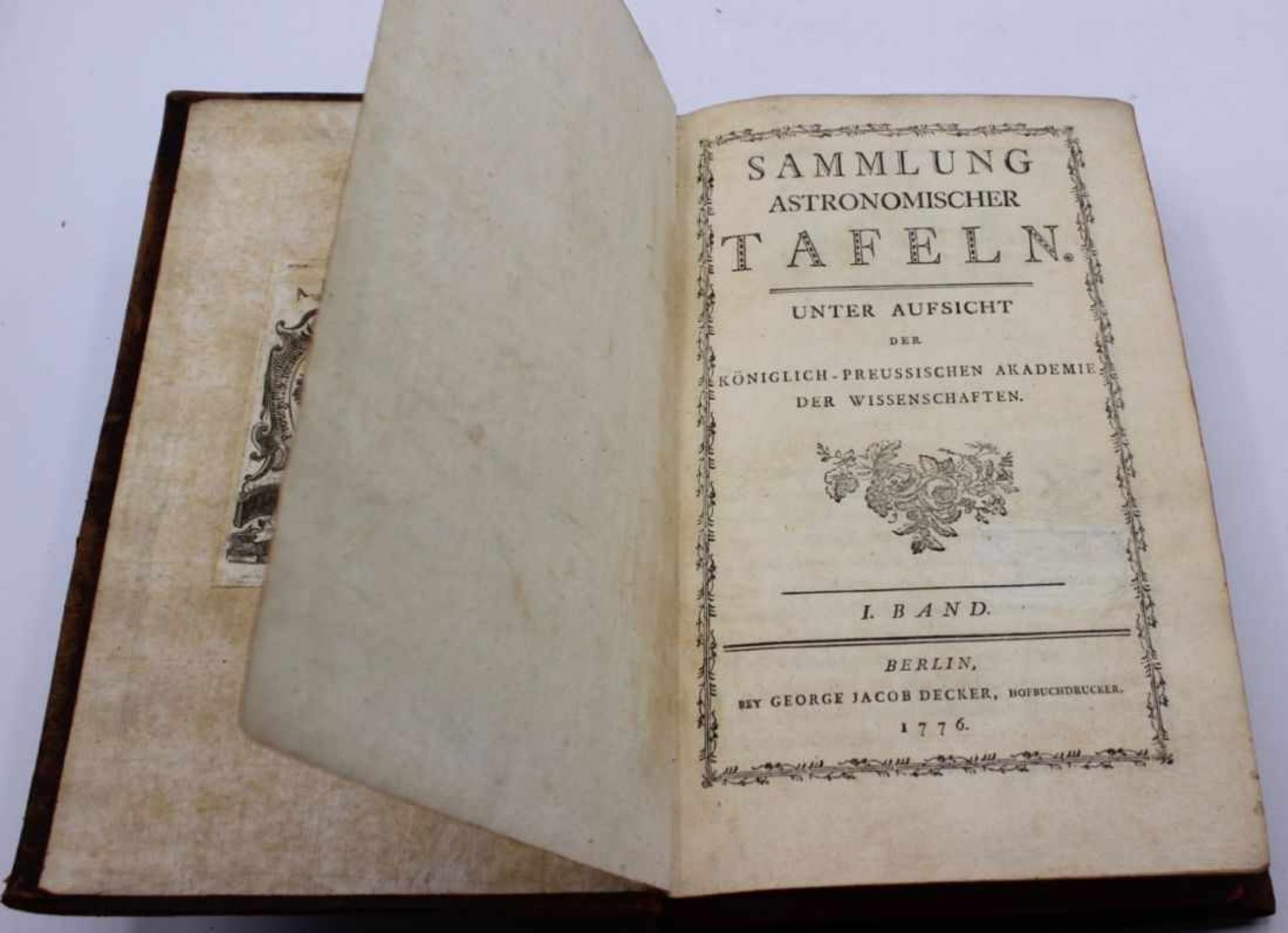 Buch aus dem 18.Jahrhundert "Sammlung astronomischer Tafeln : unter Aufsicht der Königlich-