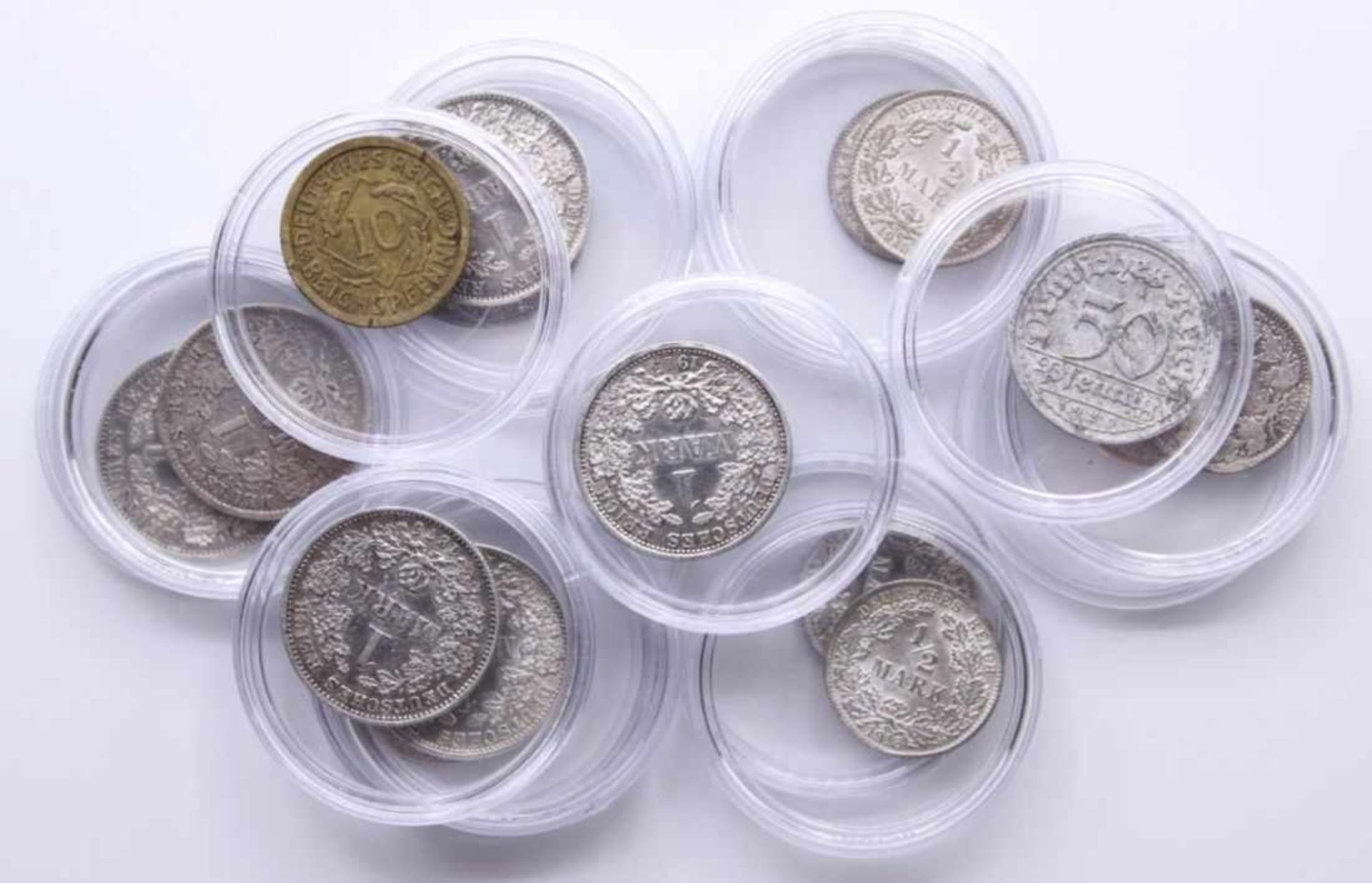 Lot von 14 Silbermünzen 8x 1 Mark 1875-1915 und 6x 1/2 Mark 1905-1915, dazu 50 Pfennig 1920 und 10