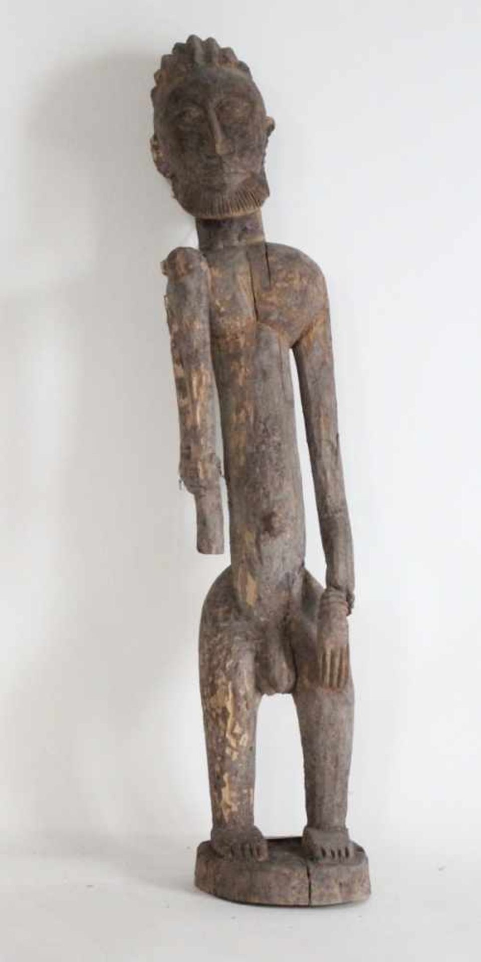 Männliche Ahnenfigur - Dogon/Mali Holz, stehend auf Sockel, mit Bart, Keule in der Hand, schiefer